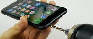 iPhone 7 : des gens ont vraiment cru à ce port Jack secret à percer soi-même