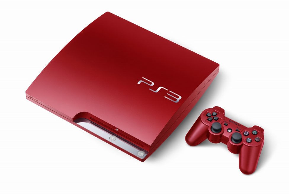 Une PS3 rouge et une PS3 bleue
