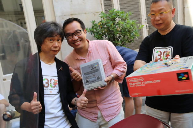 Shigeru Miyamoto en visite dans les locaux de JEUXACTU en juillet 2015