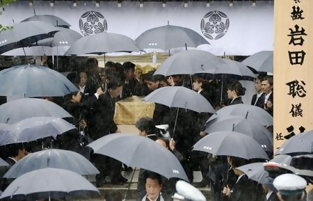 Photo des funérailles de Satoru Iwata à Kyoto, en plein typhon