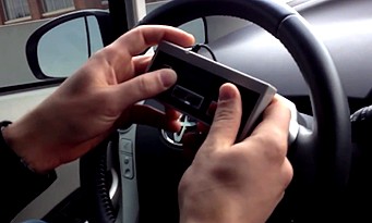 Jeux vidéo : des hackers conduisent une voiture avec une manette NES