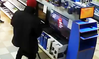 PS4 : un fan se masturbe devant une pile de PS4 en plein magasin !