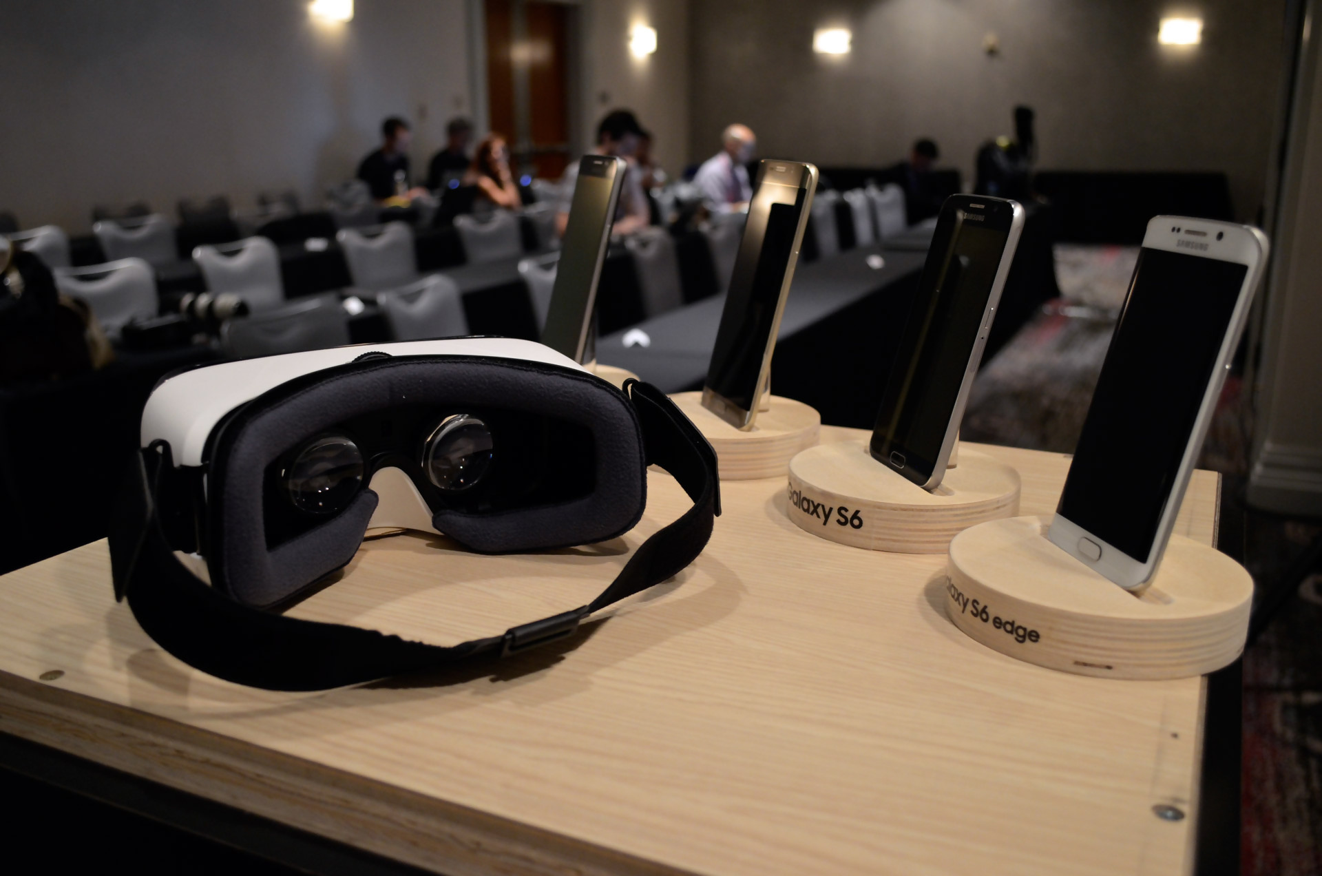 Самые современные очки и марвел. Samsung Gear VR. Гарнитуры виртуальной реальности Samsung Gear VR. Samsung Gear VR фото. Очки дополненной реальности Samsung.