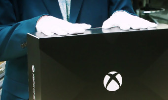 Xbox One X : unboxing de la console de Microsoft avec des gants blancs